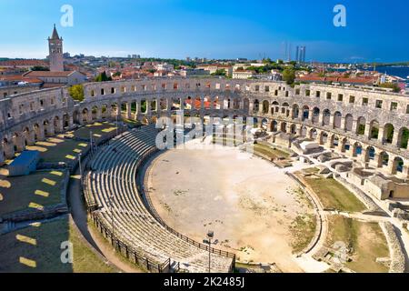 Arena Pula. Anfiteatro romano monumental en Pula vista aérea, Istria región de Croacia Foto de stock