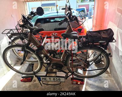 Coche con soporte para bicicletas, e-bike, e-bikes, Alemania, Baviera, Alta  Baviera, excursión en bicicleta Fotografía de stock - Alamy