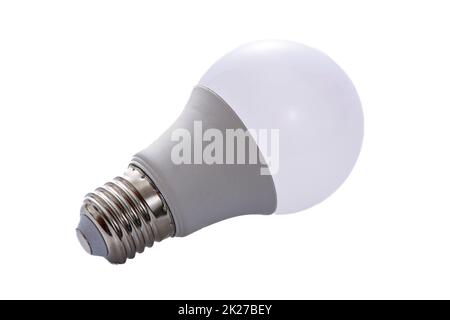 Una lámpara LED blanca con una base de E27 se encuentra sobre un fondo blanco aislado Foto de stock