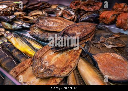 Varios productos de pescado ahumado Foto de stock
