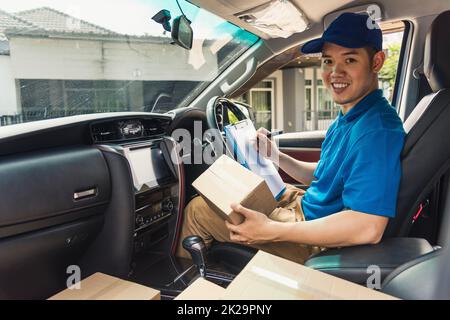 Coche con cajas de cartón en el maletero en un almacén con unidad de auto- almacenamiento Fotografía de stock - Alamy