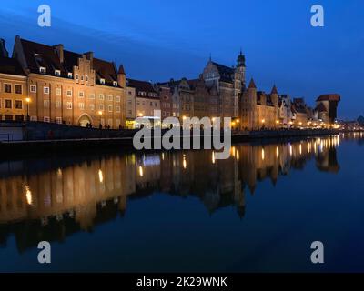 Imagen dramática de los edificios históricos de Gdansk en el canal frío Foto de stock