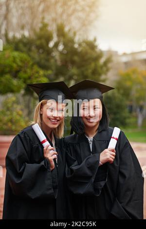Estábamos listos para nuestra próxima aventura. Foto de dos graduados universitarios que tienen sus diplomas. Foto de stock
