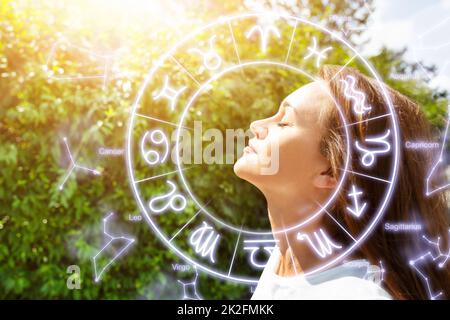 Mujer joven respirando aire fresco Foto de stock
