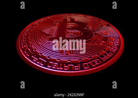 bitcoin simple rojo vista desalmacenada de la moneda criptográfica durante la caída del mercado en la espalda negra Foto de stock
