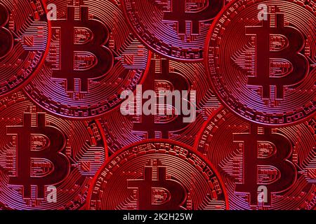un montón de bitcoin rojo de la moneda criptográfica en el mercado en caída Foto de stock