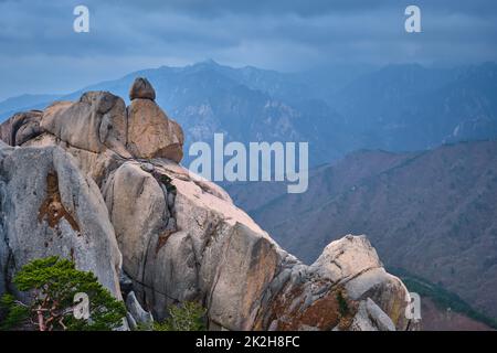 Vista desde el pico de roca Ulsanbawi. El Parque Nacional de Seoraksan, Corea del Sur Foto de stock