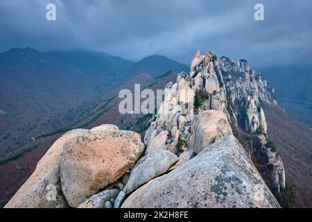 Vista desde el pico de roca Ulsanbawi. El Parque Nacional de Seoraksan, Corea del Sur Foto de stock