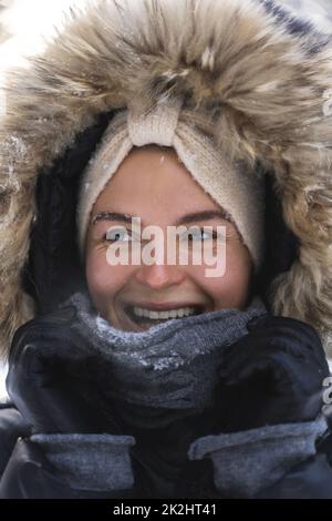 mujer congelada durante un frío día de invierno 4543488 Foto de