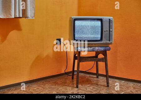 Viejo televisor sin señal almacen de video. Vídeo de conjunto - 199046917