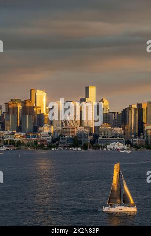 Vista panorámica de la puesta de sol del Lago Union y el horizonte del centro de la ciudad, Seattle, Washington, EE.UU Foto de stock