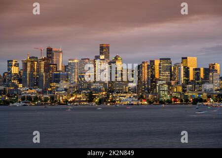 Vista panorámica de la puesta de sol del Lago Union y el horizonte del centro de la ciudad, Seattle, Washington, EE.UU Foto de stock
