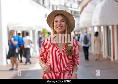 Joven mujer de la belleza de la moda paseando en la calle de la moda de Capri mira al lado en la isla de Capri, Italia Foto de stock