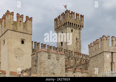 Castello Scaligero en Sirmione en el Lago Garda Foto de stock
