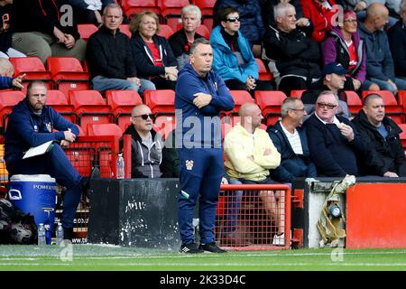 Walsall, Reino Unido. 24th de Sep de 2022. 'Micky Mellon, el gerente de Tranmere Rovers mira. EFL Skybet Football League Two Match, Walsall v Tranmere Rovers en el estadio Poundland Bescot de Walsall, West Midlands, el sábado 24th de septiembre de 2022. Esta imagen sólo puede utilizarse con fines editoriales. Sólo para uso editorial, se requiere licencia para uso comercial. No se usa en apuestas, juegos o un solo club/liga/jugador publications.pic Por Chris Stading/Andrew Orchard sports photography/Alamy Live News Crédito: Andrew Orchard sports photography/Alamy Live News
