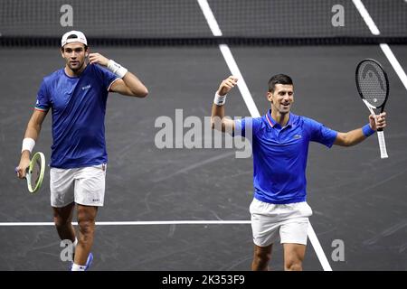 Matteo Berrettini y Novak Djokovic, (derecha) celebran durante su partido de dobles contra Alex De Minaur y Jack Sock el segundo día de la Copa Laver en el O2 Arena, Londres. Fecha de la foto: Sábado 24 de septiembre de 2022. Foto de stock