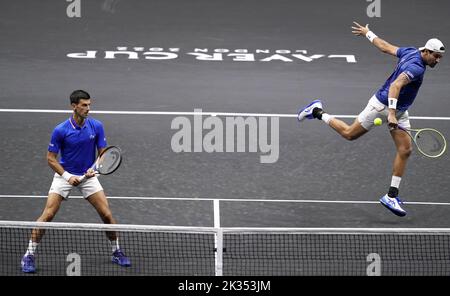 Matteo Berrettini, (derecha) regresa junto a Novak Djokovic durante su partido de dobles contra Alex De Minaur y Jack Sock en el segundo día de la Copa Laver en el O2 Arena, Londres. Fecha de la foto: Sábado 24 de septiembre de 2022. Foto de stock