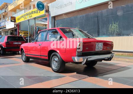 1973 Seat 124 SPORT en un encuentro de coches clásicos en Torremolinos, Málaga, España. Foto de stock
