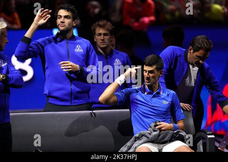 Novak Djokovic (derecha) llama a alguien mientras Matteo Berrettini (izquierda) y Roger Federer miran durante una pausa en el partido de singles contra Auger Felix Aliassim en el tercer día de la Copa Laver en el O2 Arena, Londres. Fecha de la foto: Domingo 25 de septiembre de 2022. Foto de stock