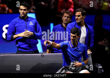 Novak Djokovic (derecha) llama a alguien mientras Matteo Berrettini (izquierda) y Roger Federer miran durante una pausa en el partido de singles contra Auger Felix Aliassim en el tercer día de la Copa Laver en el O2 Arena, Londres. Fecha de la foto: Domingo 25 de septiembre de 2022. Foto de stock