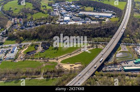 Vista aérea, autopista A43 en el cruce Witten-Herbede, renaturación de la Kamperbach, Westherbede, Witten, Ruhr zona, Renania del Norte-Westfalia, Germa Foto de stock