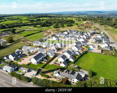 Bonvilston, Vale of Glamorgan, Gales - Septiembre de 2022: Vista aérea de un nuevo desarrollo de casas unifamiliares de lujo en las afueras de Cardiff. Foto de stock