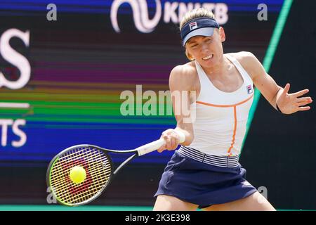 'S-HERTOGENBOSCH, PAÍSES BAJOS - JUNIO 12: Ekaterina Alexandrova de Rusia durante el encuentro final de las Mujeres Singles entre Aryna Sabalenka de Bielorrusia y Ekaterina Alexandrova de Rusia en el Autotron el 12 de junio de 2022 en 's-Hertogenbosch, Países Bajos (Foto de Joris Verwijst/Agencia BSR) Foto de stock