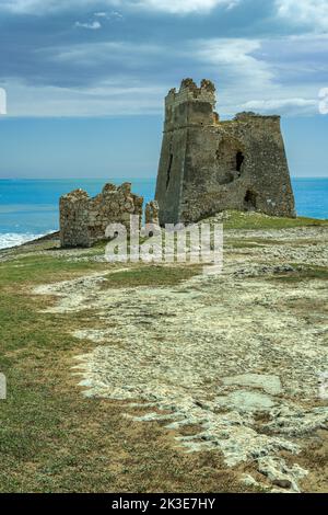 Ruinas de una de las torres de vigilancia en el mar en el Gargano. Peschici, provincia de Foggia, Puglia, Italia, Europa Foto de stock