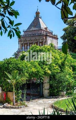 Palermo, Sicilia, Italia - 6 de julio de 2020: Jardín del Palacio de los normandos en Palermo, Sicilia Foto de stock