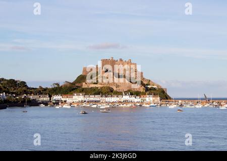 Mont Orgueil castillo, con vistas al puerto de Gorey, Jersey Foto de stock