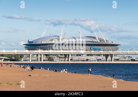 Vista hacia el estadio Gazprom (Estadio Krestovsky) en la isla Krestovsky (Krestovsky Ostrov), desde el Parque del 300 aniversario de San Petersburgo Foto de stock