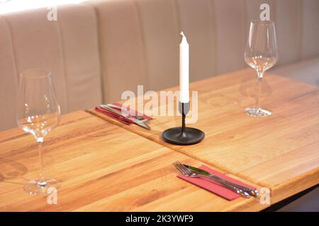 Una vela sobre la mesa de un restaurante. Foto de stock