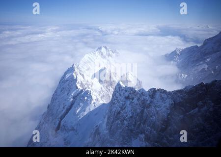 Zugspitze, los alpes más altos del sur de Alemania. La foto fue tomada desde el interior de un teleférico hasta la cima. Foto de stock