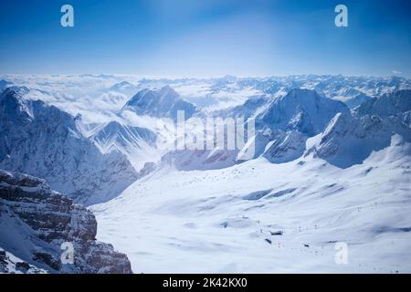 Zugspitze, los alpes más altos del sur de Alemania. La foto fue tomada desde el interior de un teleférico hasta la cima. Foto de stock
