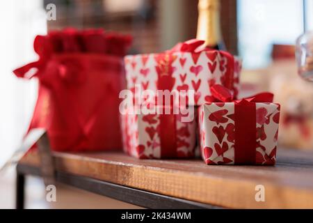 Cajas de regalo bonitas con rosa en la mesa, de cerca Fotografía de stock -  Alamy