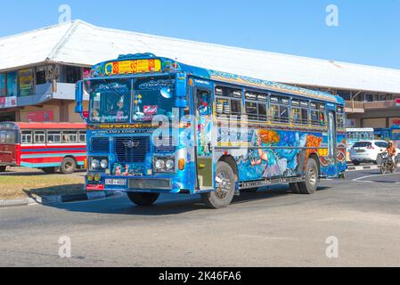 MATARA, SRI LANKA - 17 DE FEBRERO de 2020: Autobús interurbano con aerografía en una calle de la ciudad Foto de stock