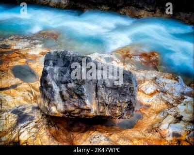 Tokumm Creek con coloridas rocas. Cañón de mármol. Parque Nacional Kooteny, Canadá Foto de stock