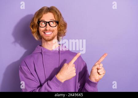 Foto de nerd estudiante chico con el pelo rizado con gafas y la mochila  riendo y sosteniendo libros aislado sobre fondo azul Fotografía de stock -  Alamy