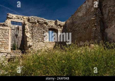 Antigua casa en ruinas en Pican en Croacia Foto de stock