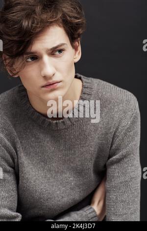 El deporte y la moda. Chico con barba y cabello elegante. Athletic hombre  en ropa deportiva. Hombre en jersey gris. Modelo de moda aislado en blanco  Fotografía de stock - Alamy