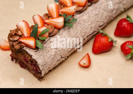 Rollo de torta de fresa casera con queso crema Foto de stock
