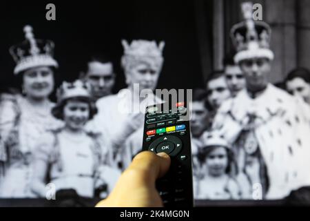 Belgrado, Serbia - 12 de septiembre de 2022: Viendo la coronación del rey Jorge VI en la Abadía de Westminster, Londres, el 12 de mayo de 1937 documental en televisión con mando a distancia