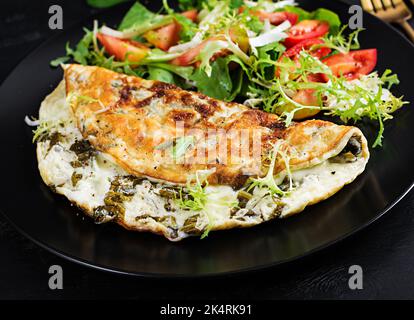 Desayuno dietético ketogénico. Omelette con ensalada de sorrel y tomates.  Vista superior, espacio de copia Fotografía de stock - Alamy