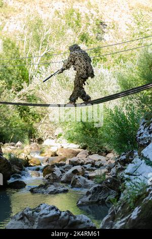 un militar hombre o airsoft jugador en un camuflaje traje furtivo