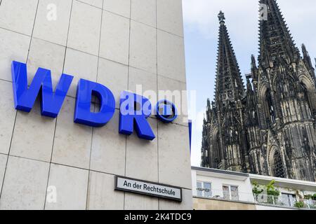 Colonia, Alemania, octubre de 03 2022: El logotipo de la rda en el edificio de la Radiodifusión de Alemania Occidental Colonia con la catedral al fondo Foto de stock