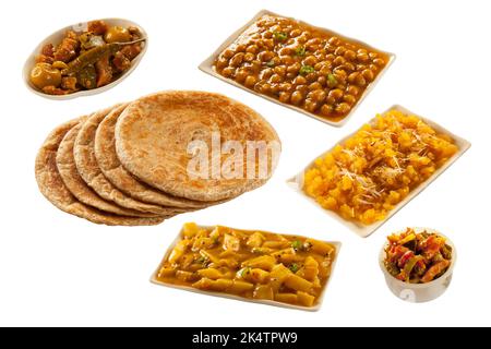 Pan plano de Paratha con variedad de platos de curry paquistaní indio garbanzo y patata con postre de sémola dulce y encurtidos Foto de stock