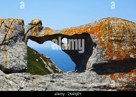 La formación rocosa Pedra da Campa en la Illa de Faro o Montefaro; el centro de las 3 principales islas que conforman las Islas Cies, Galicia, España. Foto de stock