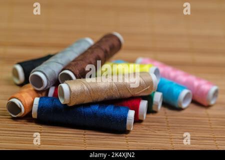 Hilo de coser, bobinas de hilo en diferentes colores Foto de stock