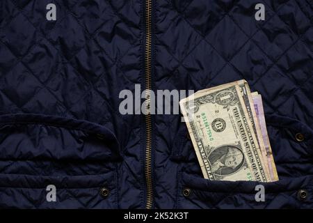 dólar americano en el bolsillo de la chaqueta del invierno, dinero en el bolsillo, tema financiero Foto de stock