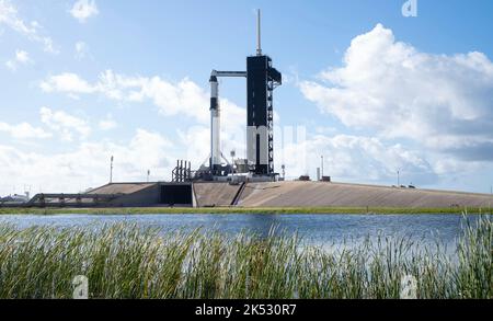 Un cohete SpaceX Falcon 9 con la nave espacial Crew Dragon de la compañía a bordo se ve en la plataforma de lanzamiento en el complejo de lanzamiento 39A mientras continúan los preparativos para la misión Crew-5, martes, 4 de octubre de 2022, en el Centro Espacial NASAs Kennedy en Florida. La misión NASAs SpaceX Crew-5 es la quinta misión de rotación de la tripulación de la nave espacial SpaceX Crew Dragon y el cohete Falcon 9 a la Estación Espacial Internacional como parte del Programa Comercial agencys Crew. Los astronautas Nicole Mann y Josh Cassada de la NASA, el astronauta Koichi Wakata de la Agencia de Exploración Aeroespacial de Japón (JAXA) y la cosmonauta Anna Kikina de Roscosmos son sche Foto de stock